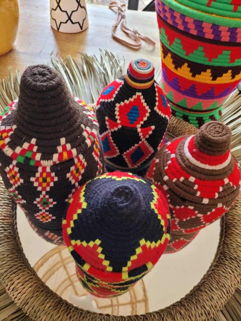 présentation des différentes boites berbères multicolores