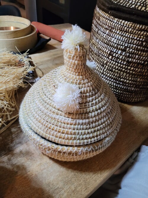 corbeille tagine rond doum et laine avec plusieurs pompons