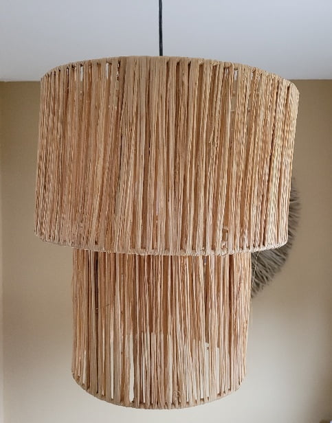 photo suspension escalier. 2 abats jours l'un au dessus de l'autre relié par une armature métalique