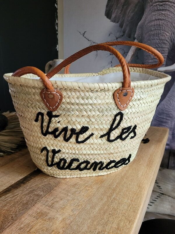 Panier de plage vive les vacances sur table