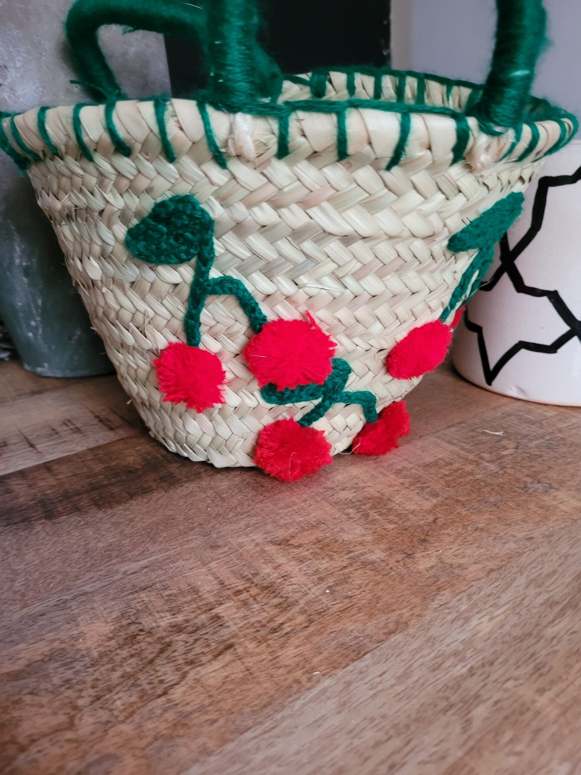 panier enfant brodé laine cerises rouges et vertes