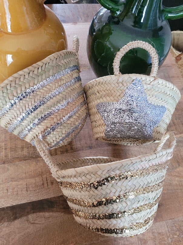 Jolies paniers vide poche en paille décorés de motifs pailletés dorés ou argentés