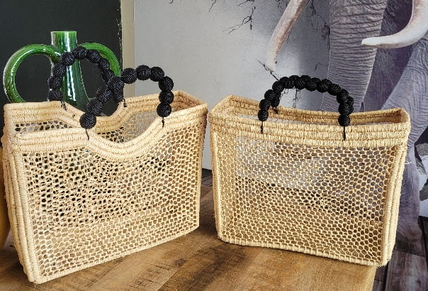 Sac dentelle de raphia anses collier de boules passementerie