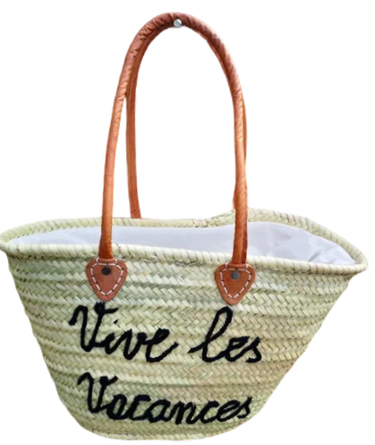 panier de plage vive les vacances sur fond blanc